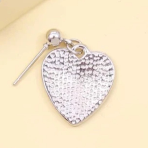 🆕 Checkerboard Heart Earrings… Brand New!!! Black & White Enamel !!! - Picture 3 of 3